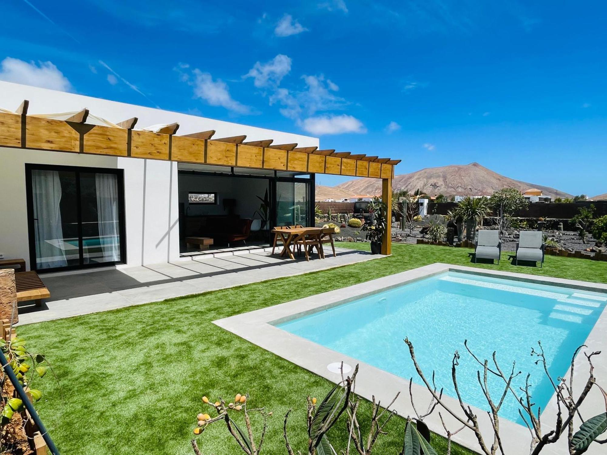 + Piscina Independiente Villa