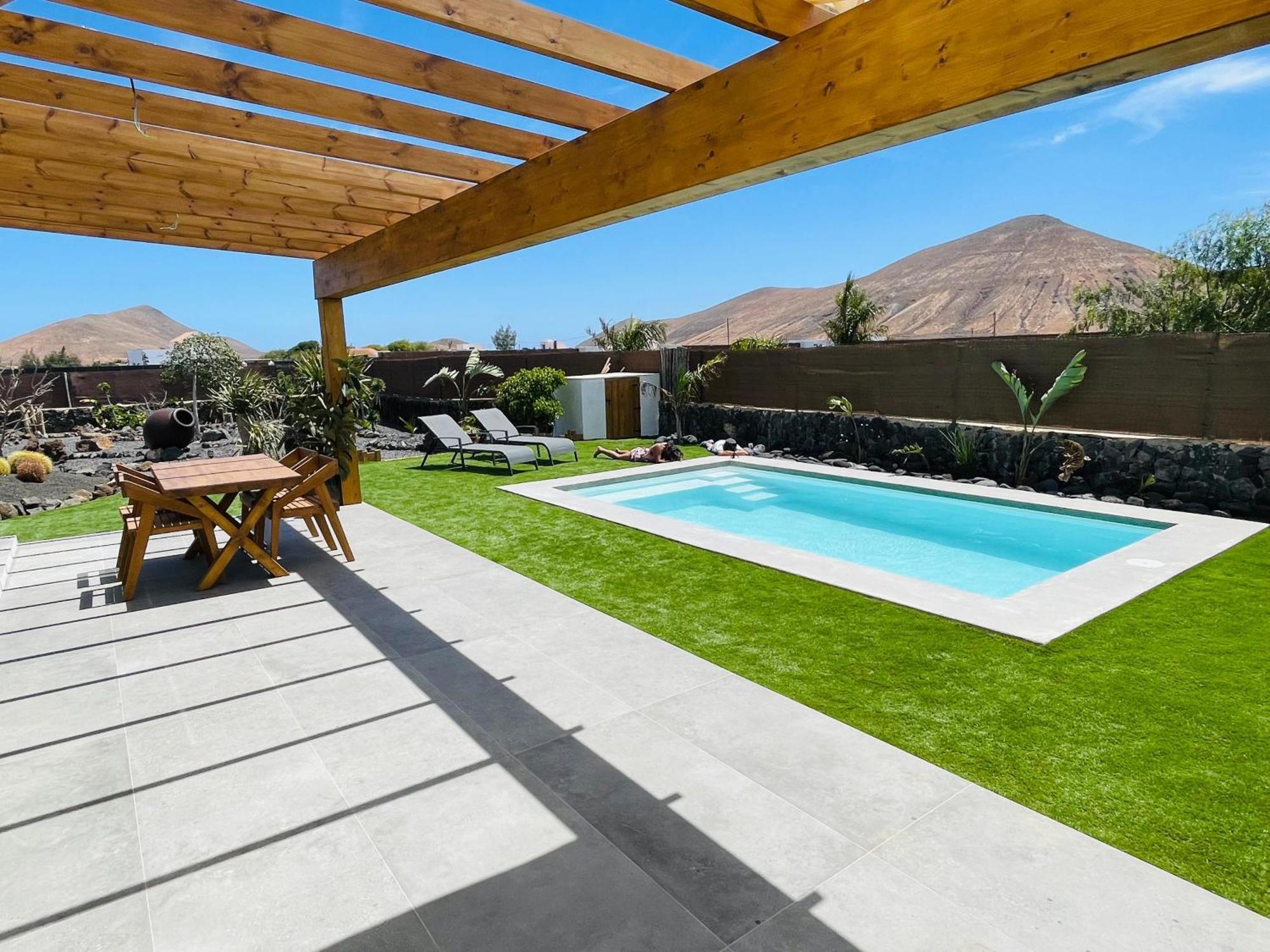 Villa + Piscina Independiente