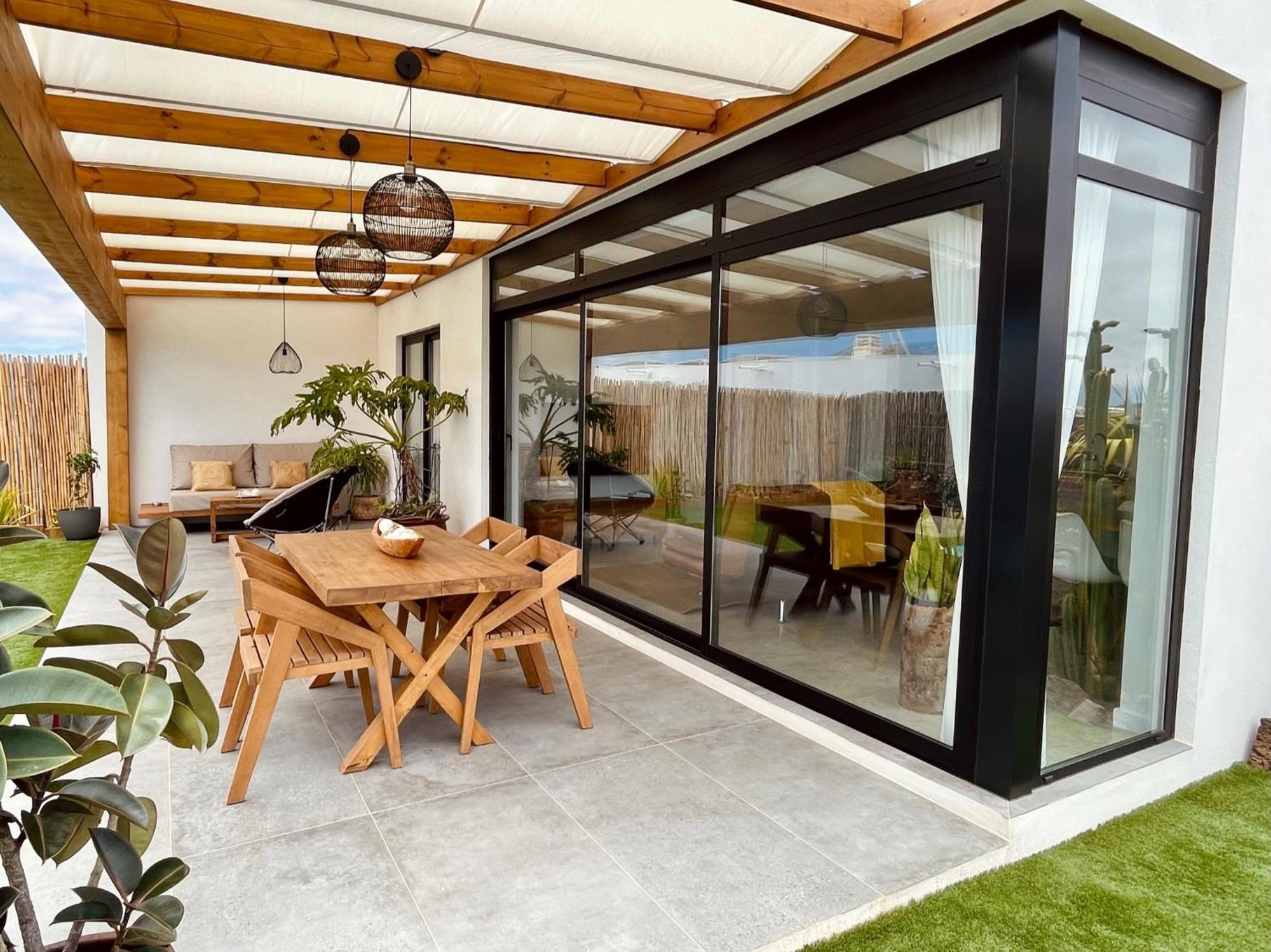 Villa + Piscina Independiente La Oliva